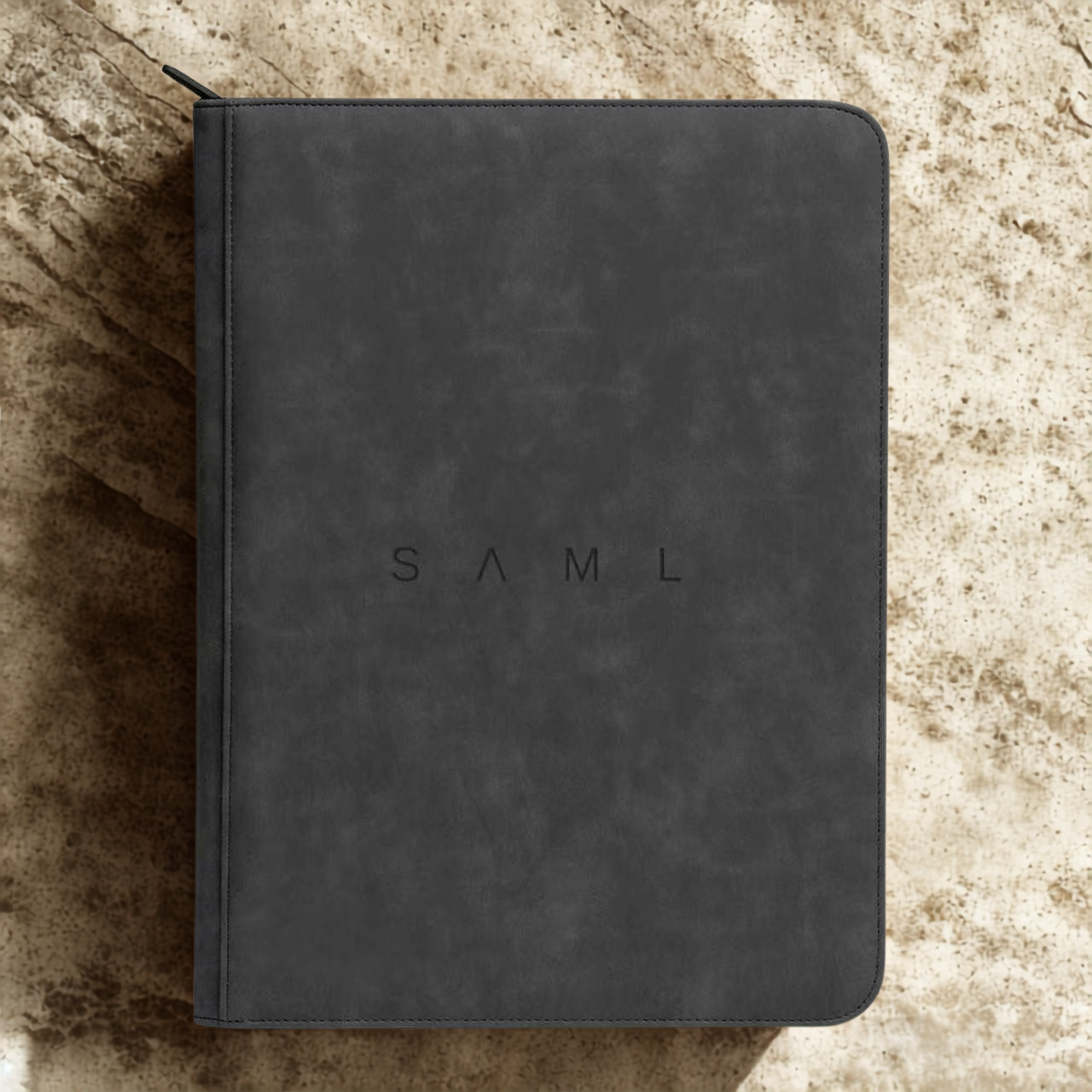 SAML Binder stående i en öppen hylla