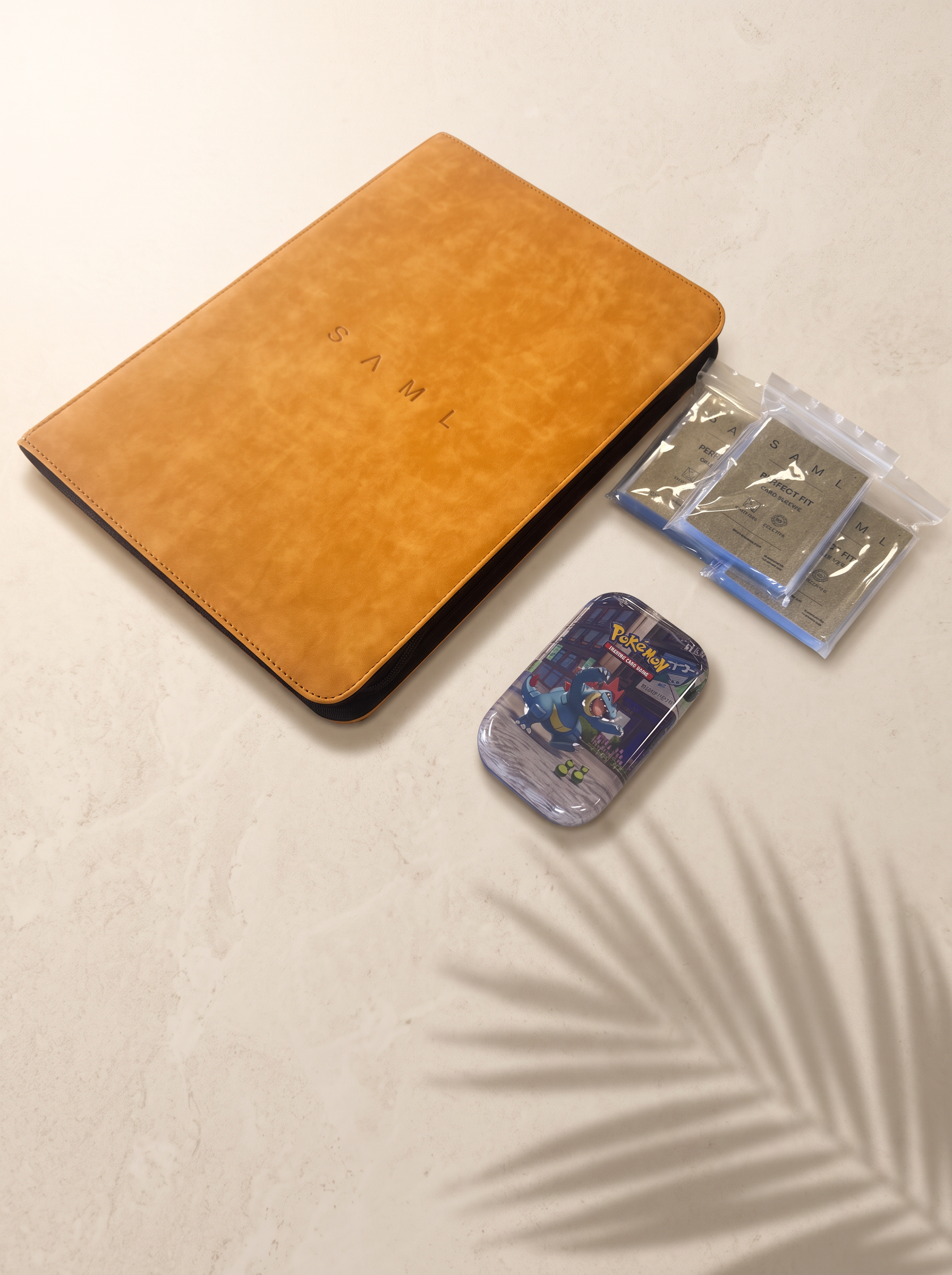 SAML Perfect Fit Card Sleeves staplade bredvid en grön SAML Binder och en anonym samlarask